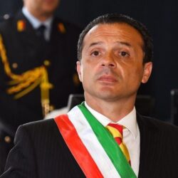 De luca il Sindaco lo sa fare?                            Note critiche alla relazione del secondo anno di mandato (1)
